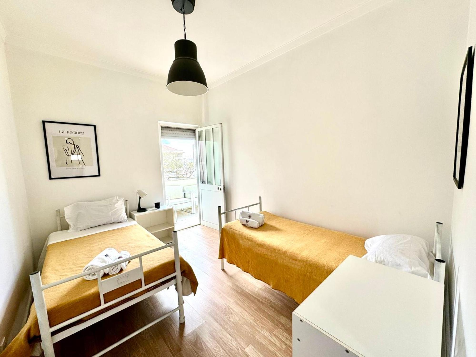 Almada Big Flat Next To Lisbon And Caparica Beach Exteriör bild