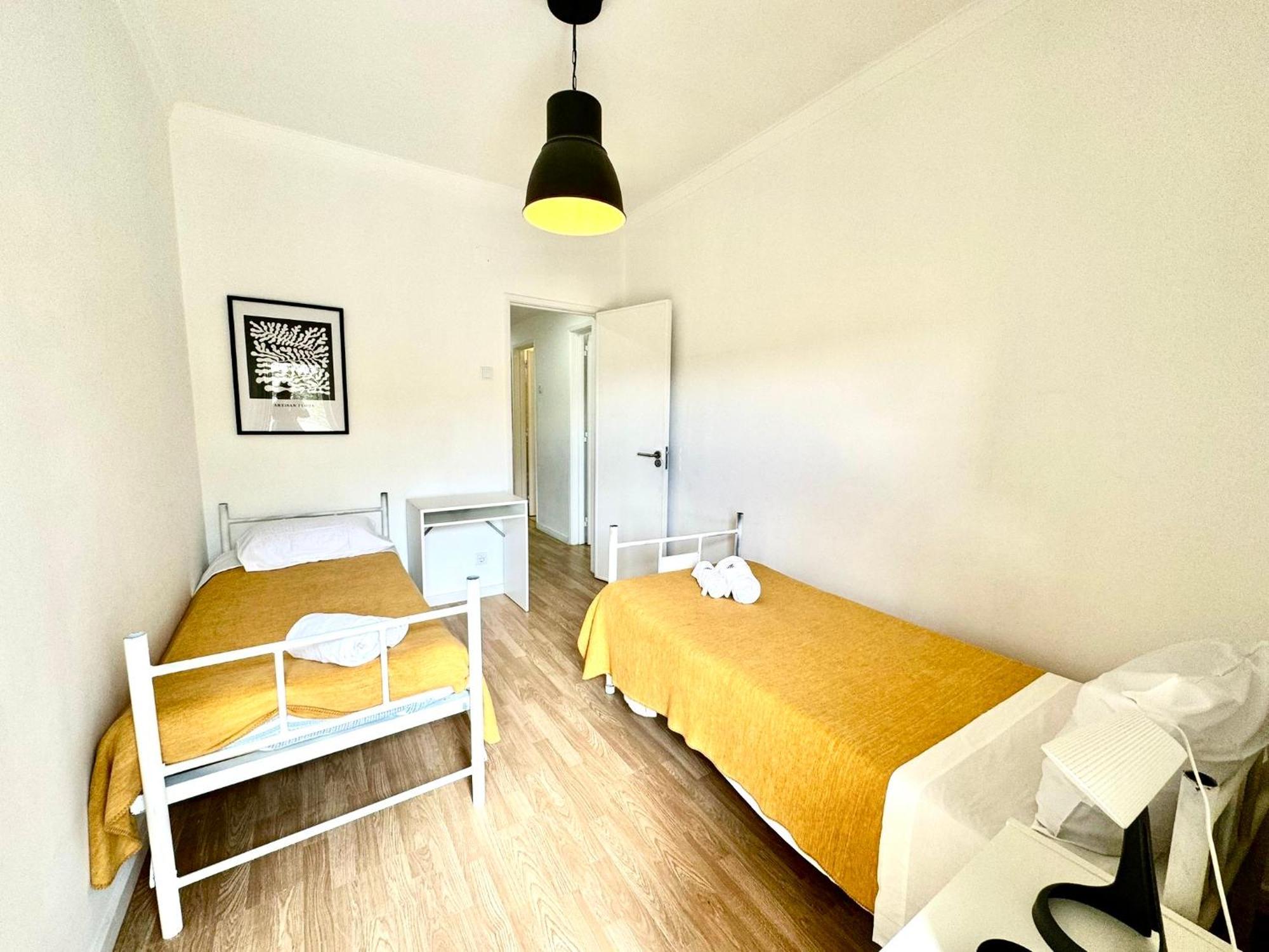 Almada Big Flat Next To Lisbon And Caparica Beach Exteriör bild